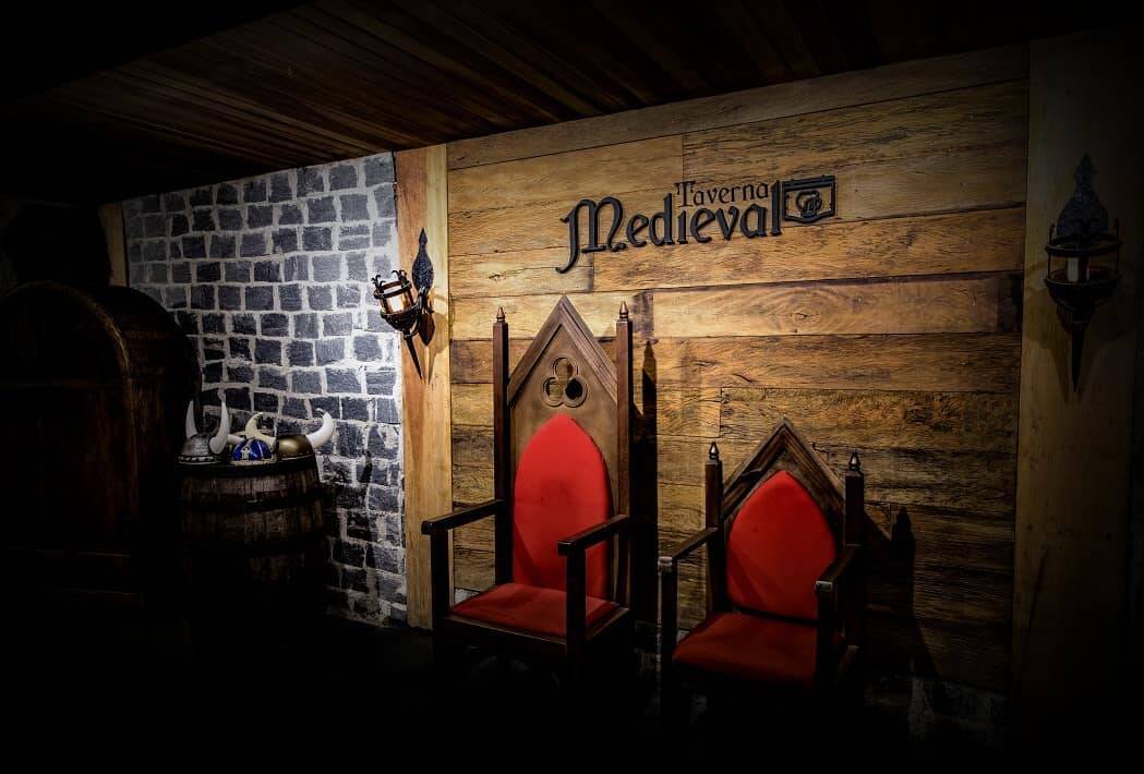 A casa oferece decoração e ambientação totalmente voltada para o tema medieval. Foto: Reprodução/Instagram