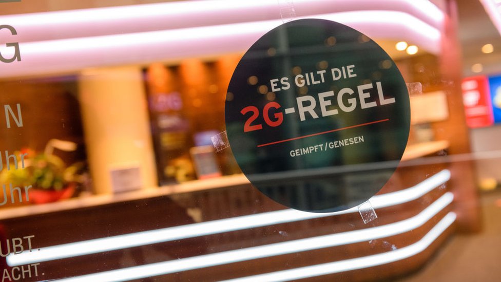 Anúncio de restrições na entrada de um estabelecimento em Leipzig