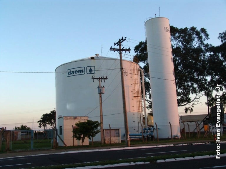Bomba queima e ameaça abastecimento no Acapulco e zona oeste