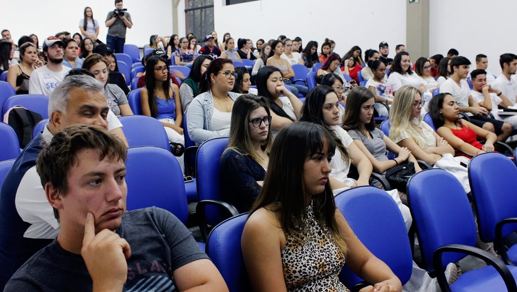 Medicina Veterinária recebe egresso em primeira palestra do segundo semestre