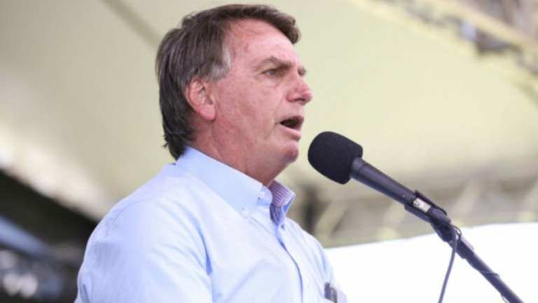 Bolsonaro diz que há "impasse" sobre reajuste a servidores Bolsonaro diz que há "impasse" sobre reajuste a servidores