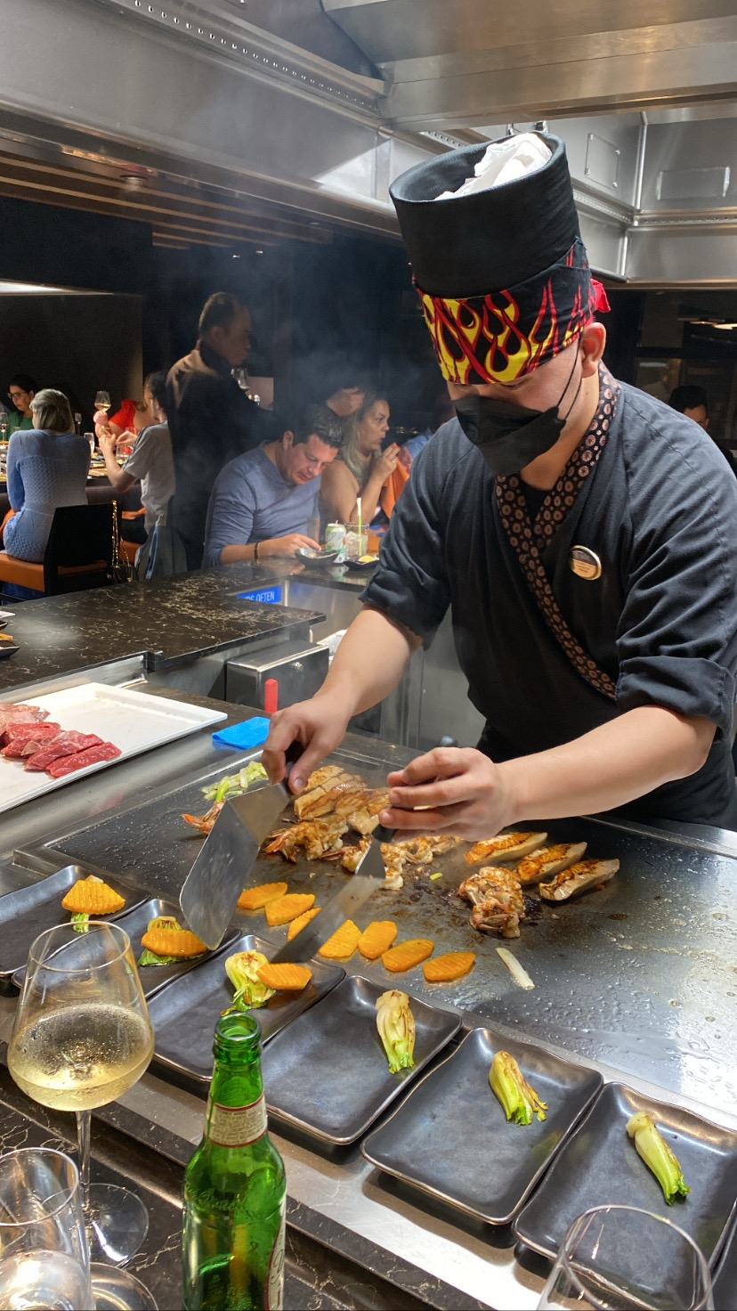 Chefs cantam, fazem piadas e equilibram facas enquanto preparam os pratos no Kaito Teppanyaki. Foto: Gabrielle Gonçalves/iG Turismo