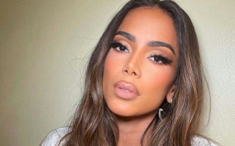 Anitta é criticada ao alegar querer levar energia de "diversão e sexo" do Brasil