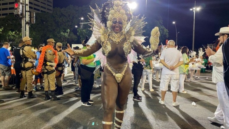 Musa da Imperatriz usa fantasia inspirada em desfile 1969 do Salgueiro