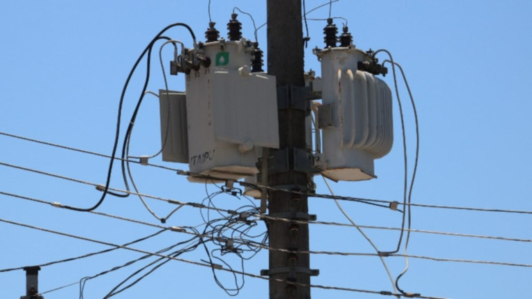 Rovena Rosa/Agência Brasil – 06/11/2023 Poste de energia elétrica com cabos desconectados durante blecaute de energia da Enel da Via da Saúde
