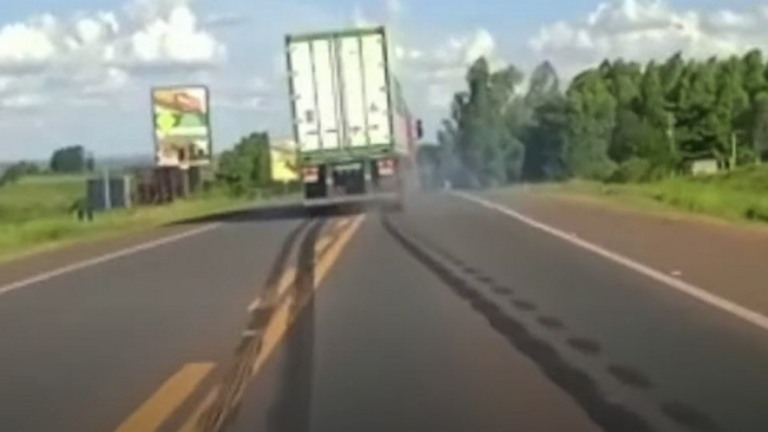 VÍDEO: caminhoneiro bêbado dirige em zigue-zague e invade contramão