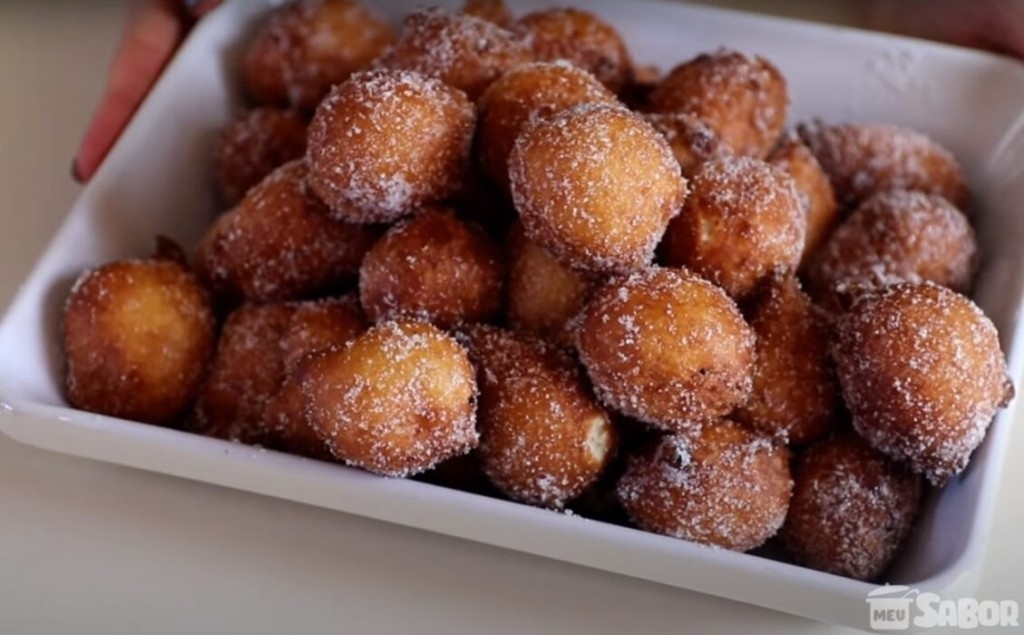 Bolinhos de chuva prontos em 10 minutinhos, uma delícia e faz a alegria da criançada!