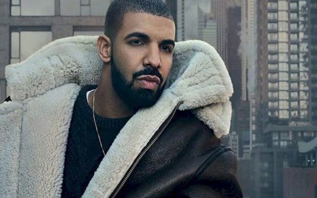 Drake gasta mais de R$ 5 milhões com chuva de dinheiro em boate Drake gasta mais de R$ 5 milhões com chuva de dinheiro em boate