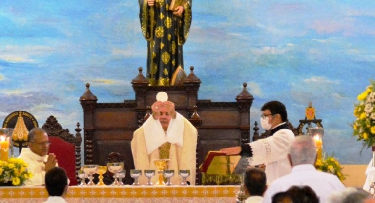 Dom Luiz Antonio, bispo de Marília, durante celebração da Eucaristia – érica MOntilla-diocese de Marília