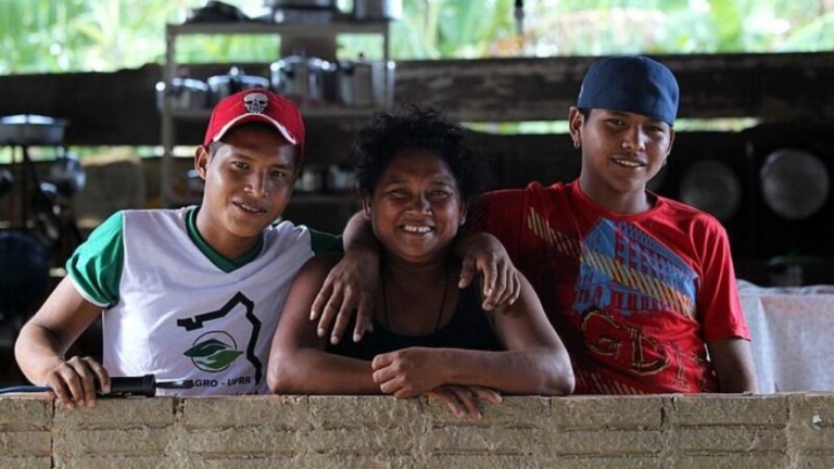 Renda dos mais pobres cai pela metade desde 2012