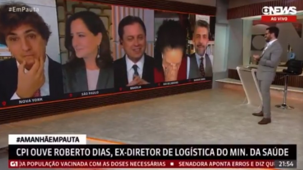 Jornalista se distrai ao vivo e apresentador chama atenção: 'Tá no ar, meu amor' Jornalista se distrai ao vivo e apresentador chama atenção: 'Tá no ar, meu amor'