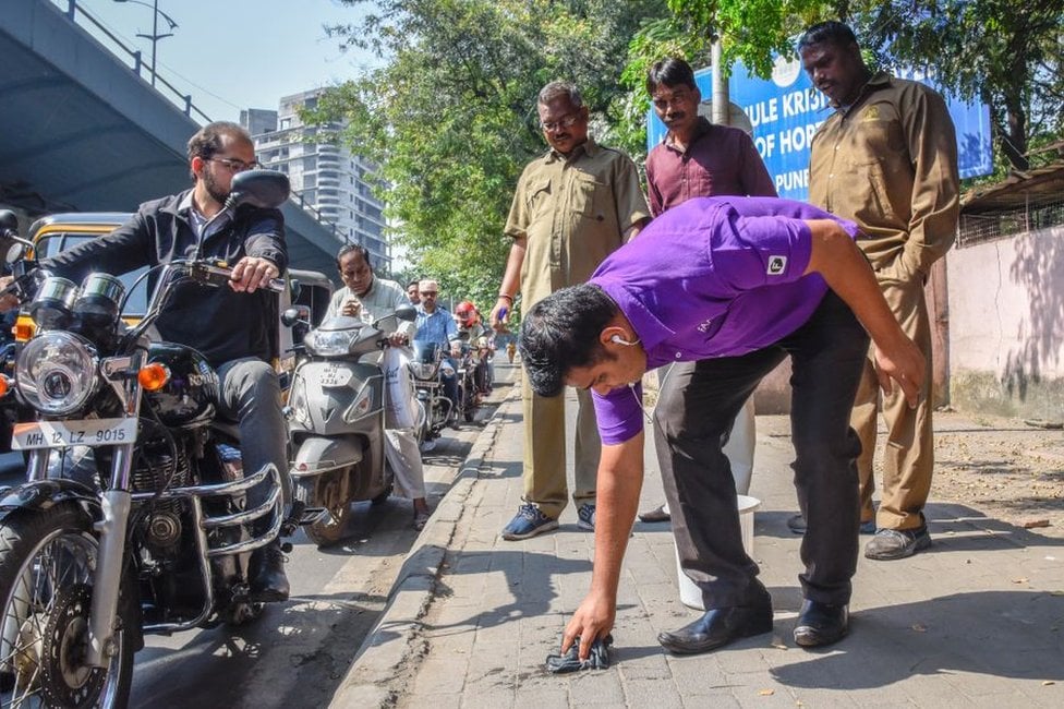 O esquadrão anti-cuspidor da prefeitura d Pune (PMC) tomou medidas contra 11 pessoas, incluindo três motoristas, durante uma campanha anti-cuspida em Mhasoba Gate Chowk, em 12 de novembro de 2018.