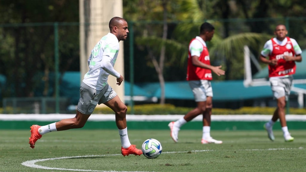 Mayke durante treinamento, na Academia de Futebol Foto: Cesar