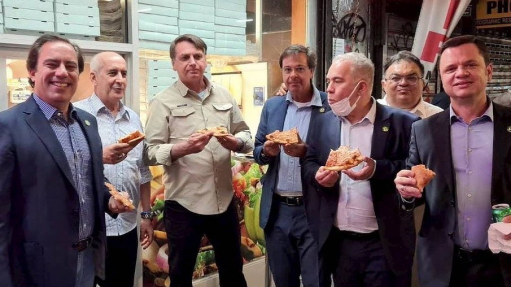 NY: Bolsonaro come pizza na rua e evita exigência de vacina em restaurantes