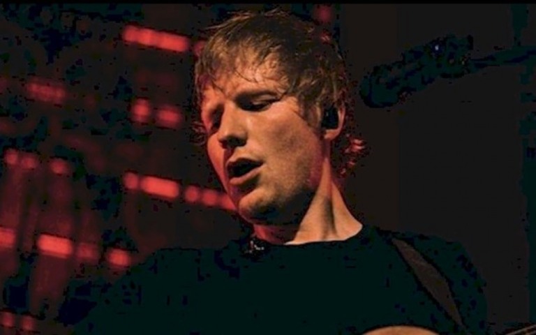 Ed Sheeran vence batalha judicial por direitos autorais de "Shape Of You"