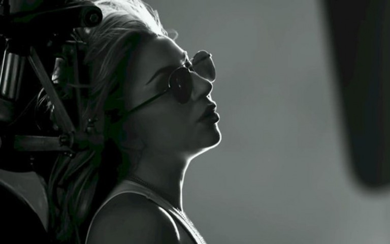Com cenas de "Top Gun", Lady Gaga lança o clipe "Hold My Hand"