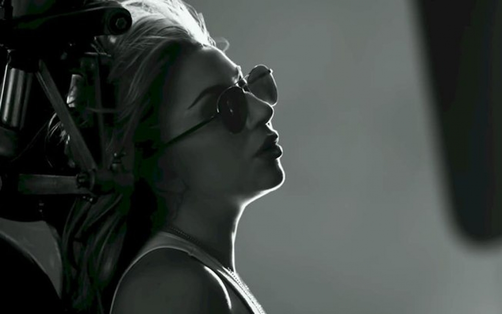 Com cenas de "Top Gun", Lady Gaga lança o clipe "Hold My Hand" Com cenas de "Top Gun", Lady Gaga lança o clipe "Hold My Hand"