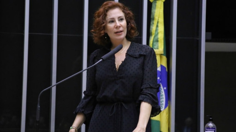 Moraes autoriza retorno de Carla Zambelli às redes sociais