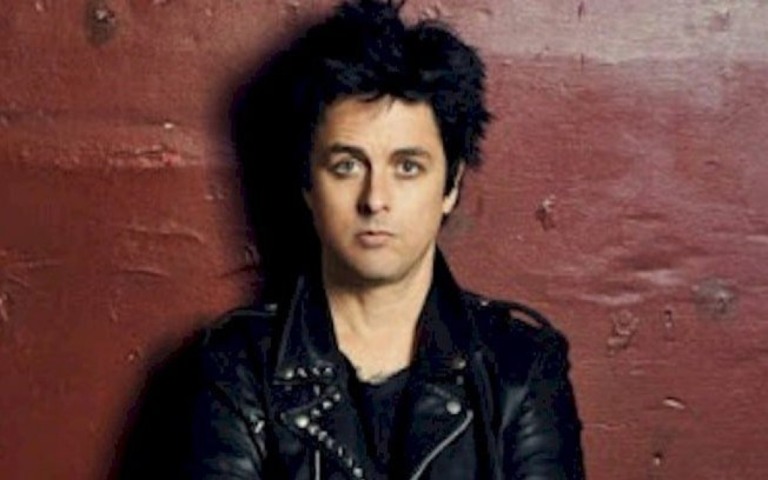 Billie Joe Armstrong, pede ajuda na internet para recuperar carro roubado