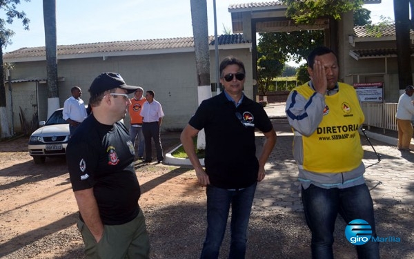 Diretores do sindicato dos agentes e da Força Sindical estiveram na porta da penitenciária – Divulgação