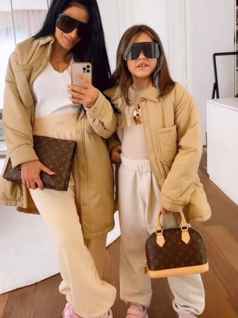 Siamaria e filha com roupas combinando
