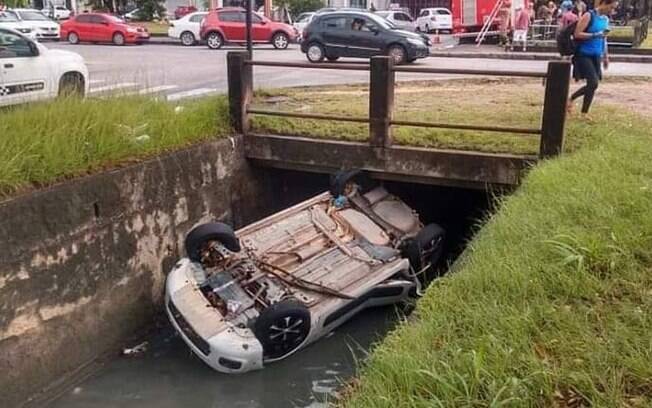 carro em canal