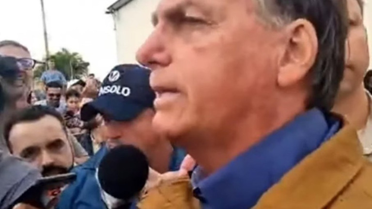 Sem suporte do Centrão, Bolsonaro abraça ala radical