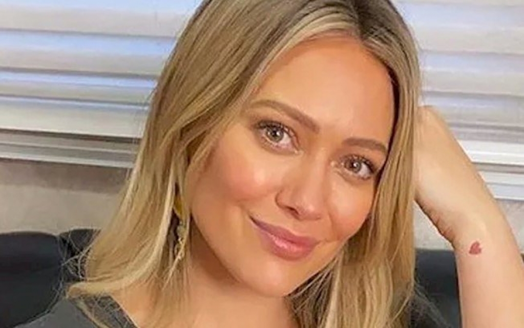 Cantora Hillary Duff posa nua para revista Cantora Hillary Duff posa nua para revista