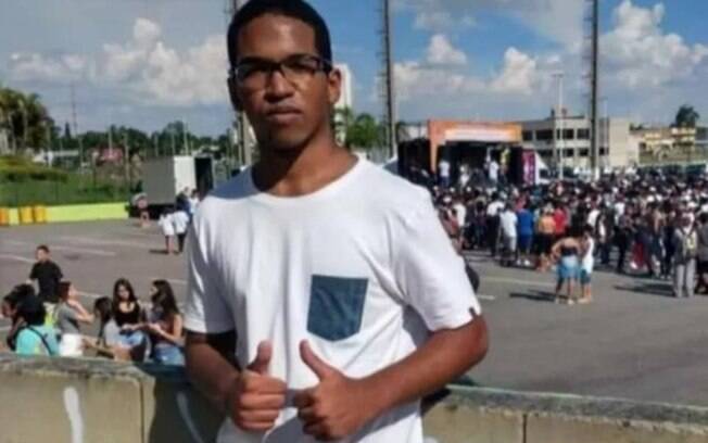 jovem de óculos e camisa branca fazendo hang loose