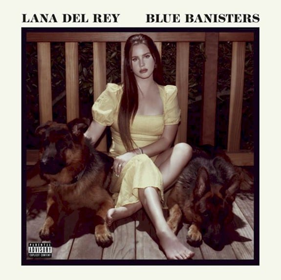 Lana Del Rey lança o esperado álbum "Blue Banisters", o oitavo de sua carreira