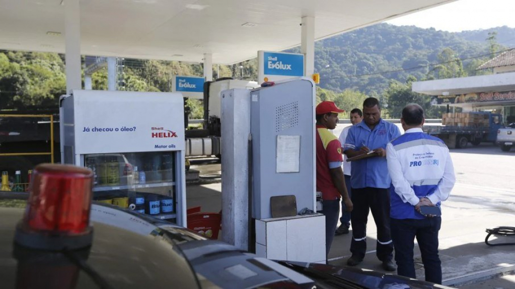 Após redução no ICMS, Procon-RJ notifica 95 postos de combustível