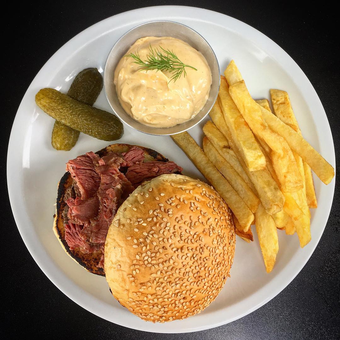 Pastrami (Brisket) quente. Foto: Reprodução/Instagram (@shoshana_delishop) - 08.09.2022