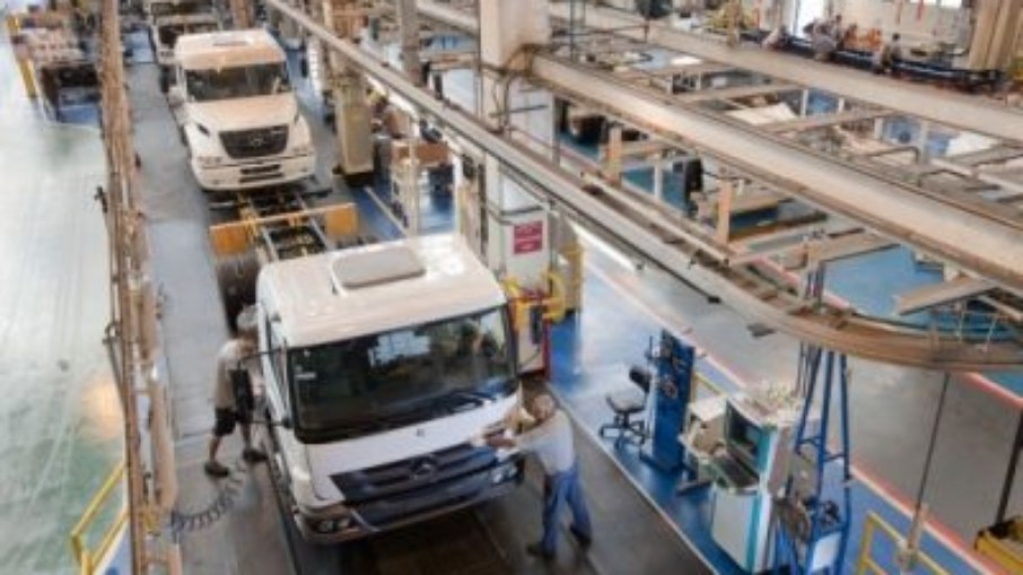 Falta de chips obriga Mercedes-Benz a dar férias a 5.600 por 15 dias