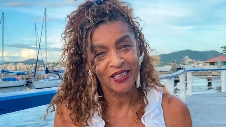 Aos 65 anos, Elisa Lucinda impressiona fãs com corpão sarado: ‘Maravilhosa! Musa!’