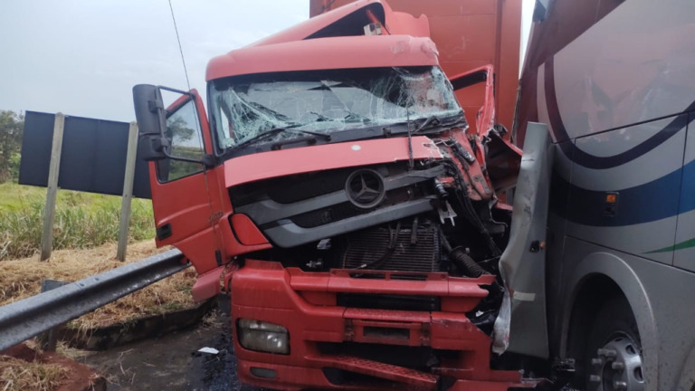 Engavetamento de caminhões, ônibus e picape deixa um ferido na BR-153