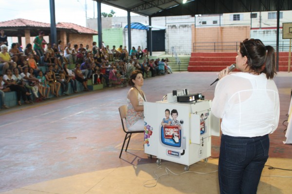 Escola apresenta biblioteca comunitária a moradores em Marília