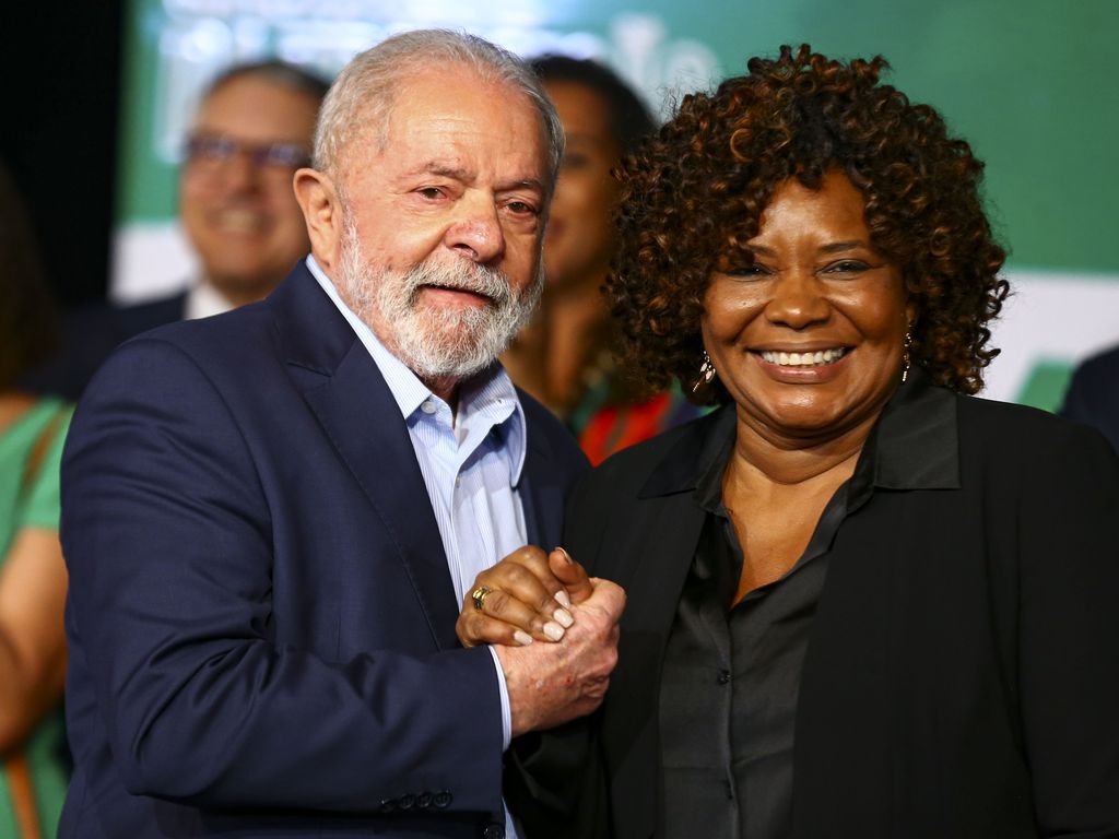 O presidente eleito, Luiz Inácio Lula da Silva, e a futura ministra da Cultura, Margareth Menezes, durante anúncio de novos ministros que comporão o governo.. Foto: Marcelo Camargo/Agência Brasil - 22.12.2022