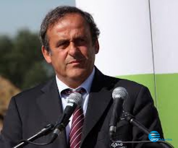 Michel Platini anuncia candidatura à presidência da Fifa