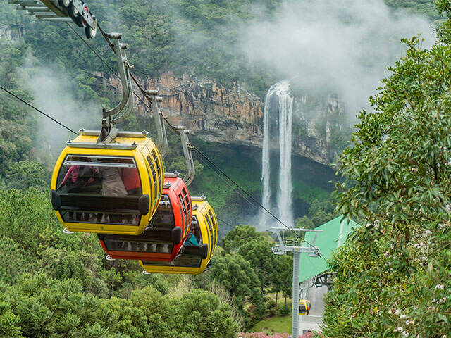 Os bondinhos passam por cima da Cascata do Caracol. Foto: Bonitour Viagens e Turismo/Reprodução