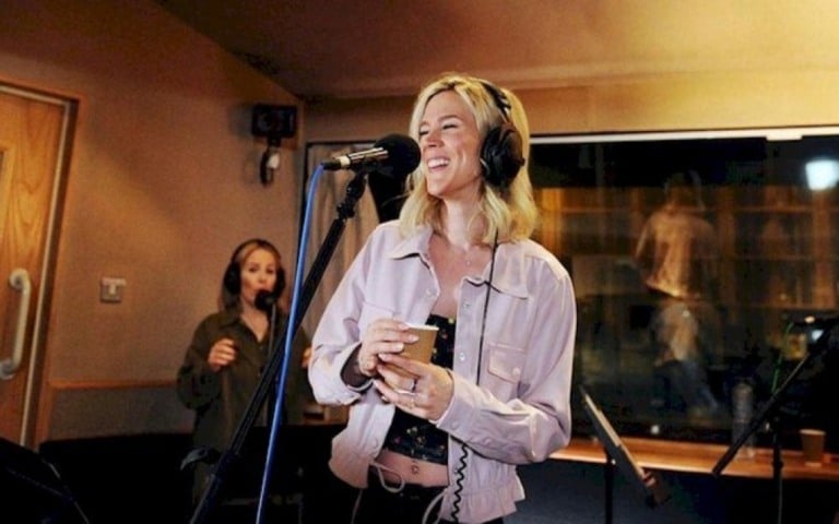 Joss Stone deixa turnês de lado e assume seu lado mãe