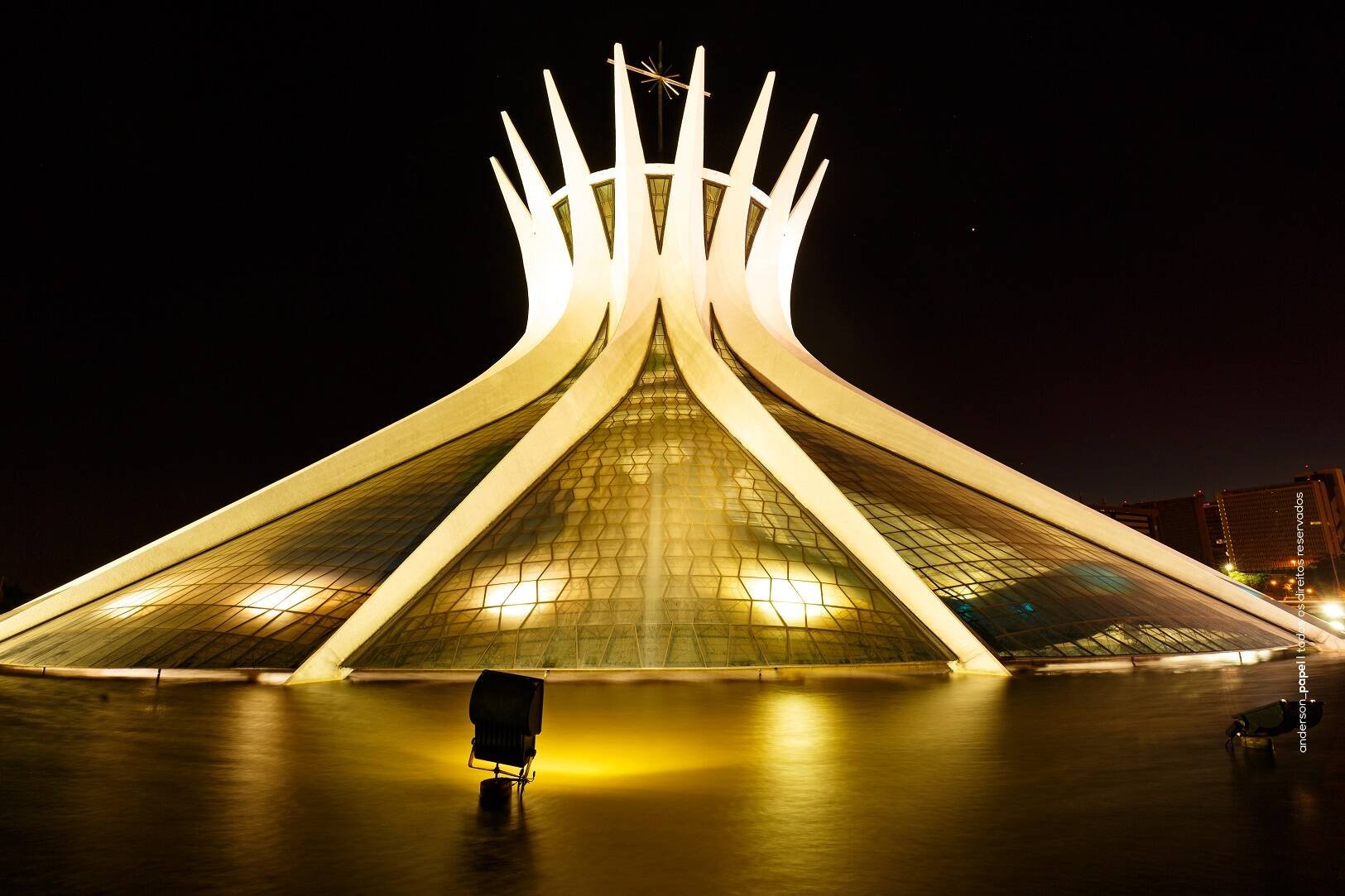 A Catedral iluminada se destaca no período da noite. Foto: Reprodução/Viaja News