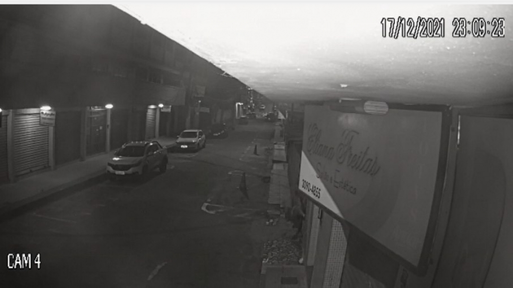Vídeo: homem invade casa, fica preso pela calça e foge de cueca