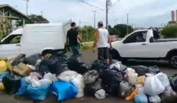 Vídeo na zona oeste e protesto na zona sul criticam lixo nas ruas