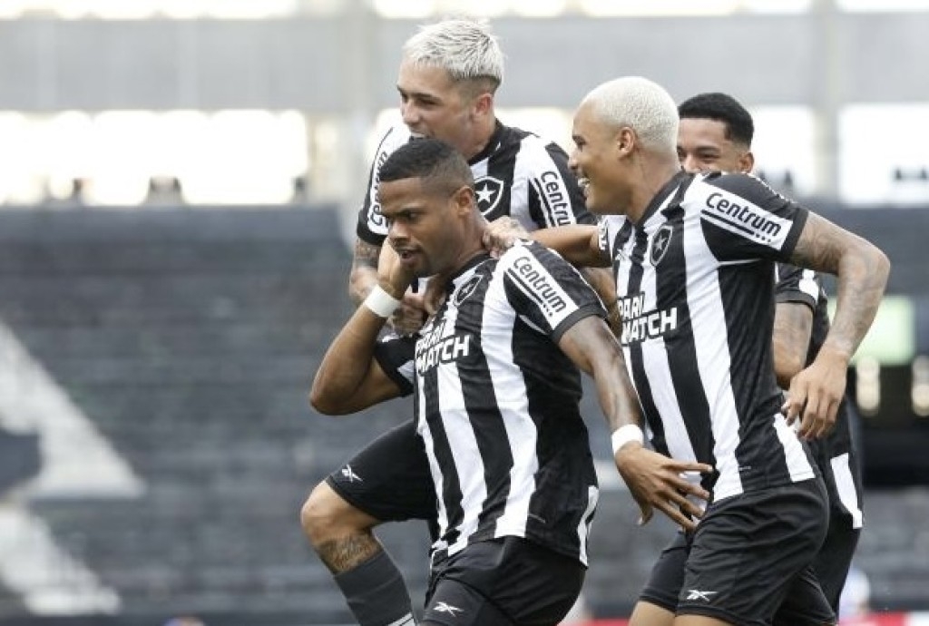 Botafogo bate o Bangu e dorme na liderança