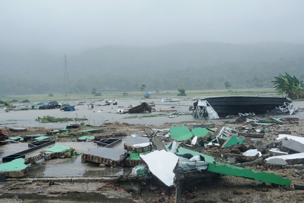 Mortos por tsunami passam de 370 e Indonésia segue em alerta de risco