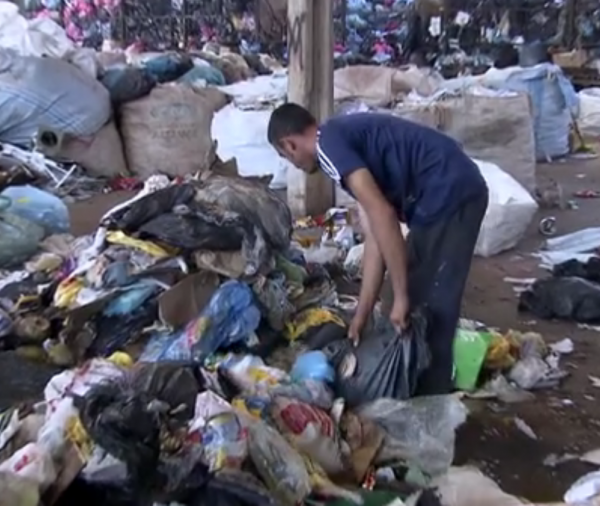 Brasil - Catador de recicláveis acha US$ 1,4 mil no lixo