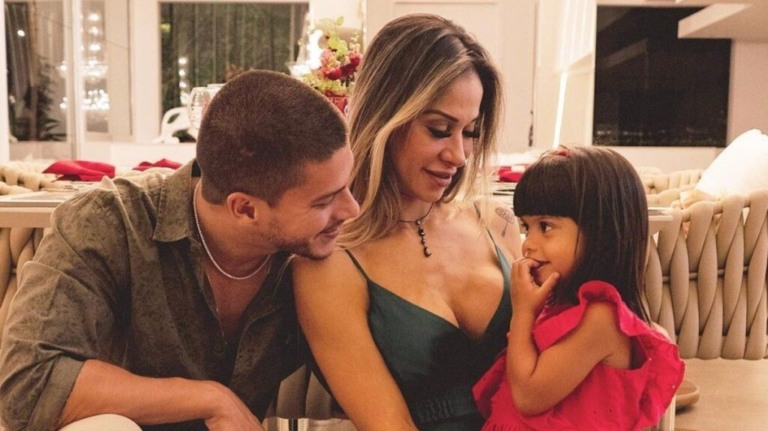 Arthur Aguiar diz que Maíra exigiu controle da alimentação da filha
