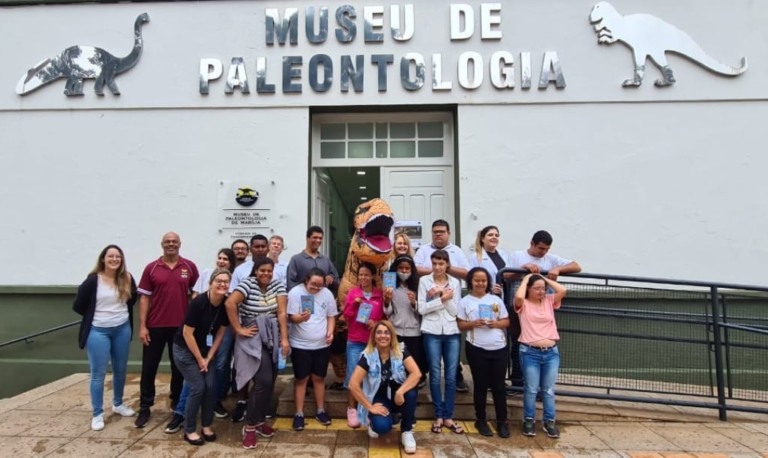 Alunos da Apae visitam Museu de Paleontologia em ação de ensino e inclusão