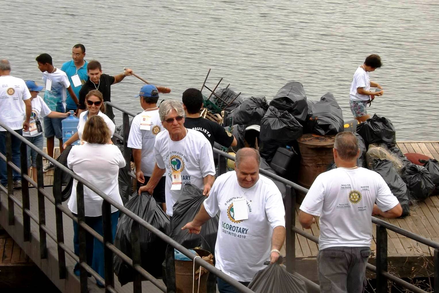 Encontro para limpeza tira 1,5t de lixo do rio Paraná