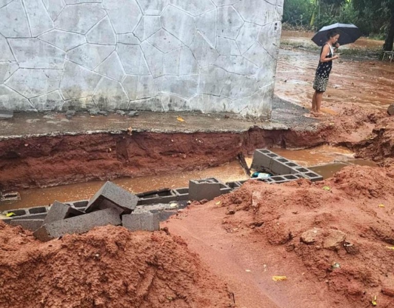 Chuva inunda obra de escoamento em Vera Cruz; local tem tabu na cidade